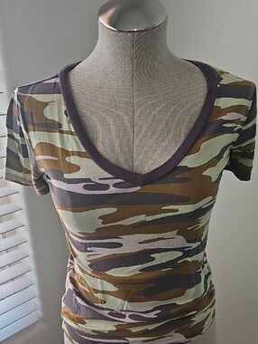 Buckle Women's Short-Sleeve V-Neck Camo Tee in Olive, Brown & Gray